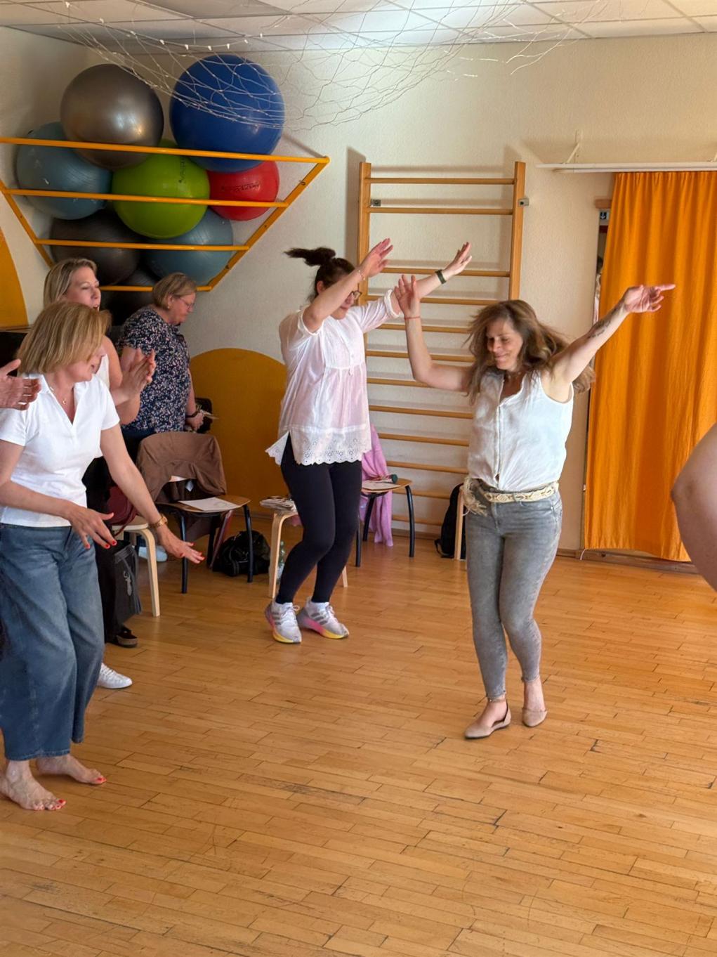 Teilnehmer tanzen in einer Übungen während der Systemischen Tagung LöSyM